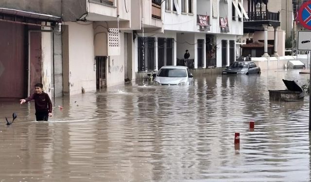 Silifke sele teslim: Dereler taştı, araçlar sular altında kaldı