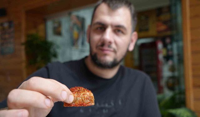 Acısız yaşayamıyor: Tatlıya bile pul biber atıp yiyor
