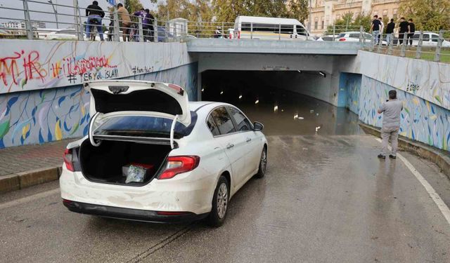 Adana'da sağanak çilesi: Otomobil suya gömüldü, vatandaşlar rögarları kendileri temizledi