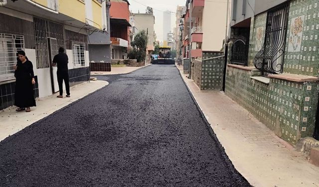 Akdeniz'de sokaklar sıcak asfaltla yenileniyor