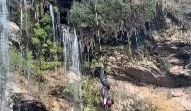 Arkadaşlar birbirine meydan okudu, biri şelaleden sarktı diğeri dar kayalıklara girdi