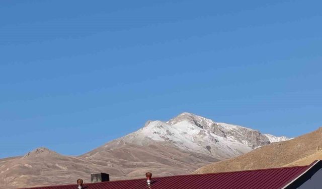 Başkale'de yüksek kesimlere kar yağdı