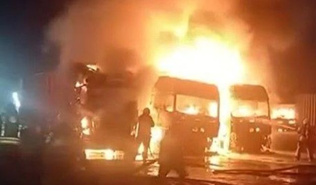 Beylikdüzü'nde tır garajı kundaklandı: 4 araç küle döndü