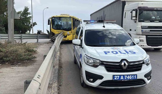 Gaziantep'te halk otobüsü demir bariyerlere çarptı: 9 yaralı