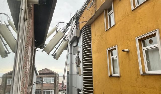 Karadeniz Ereğli'de fırtına baz istasyonunu devirdi