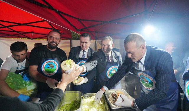 Karadeniz'in coşkusu hamsi lezzeti ve horon ile Pendik'e taşındı: 2.4 ton hamsi dağıtıldı