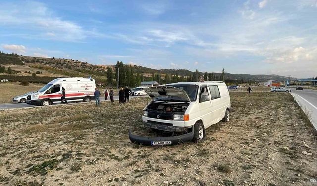 Karaman'da otomobille çarpışan minibüs refüje savruldu: 1 yaralı