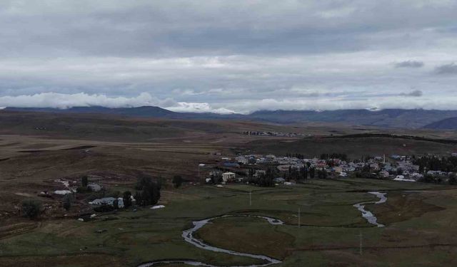 Kars'ta dağların zirvesi beyaza büründü