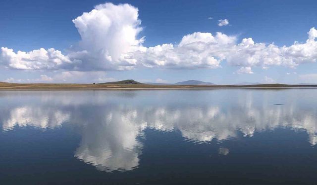Kars'ta gökyüzü göle indi: Bayburt Barajı'nda kartpostallık manzara
