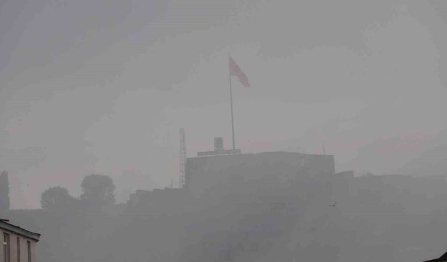 Kars'ta sis etkili oldu, tarihi Kars Kalesi sis bulutlarında kayboldu