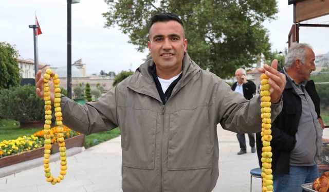 Kışın habercisi olan şifa kaynağı alıç, tezgahlardaki yerini aldı