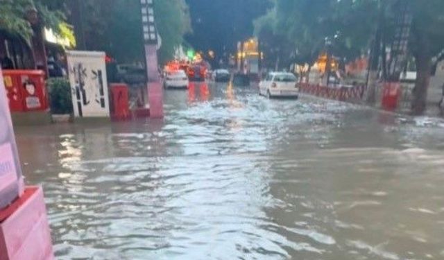 Mersin'de 1 saatlik yağmur taşkına neden oldu