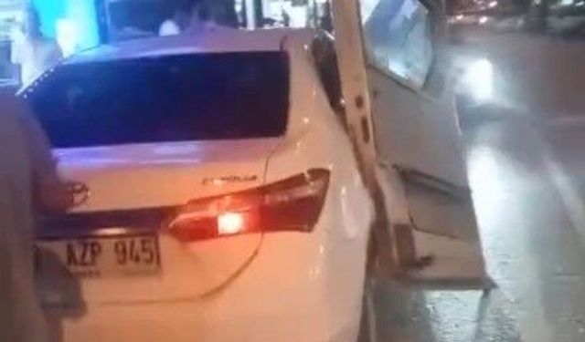 Minibüsün kapısı otomobilde asılı kaldı