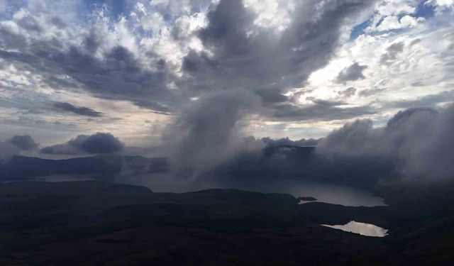 Nemrut Kalderası Milli Parkında bulutların dansı