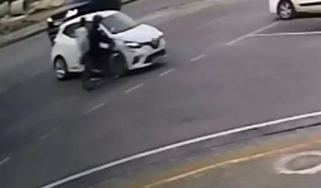 Otomobille çarpışan motosikletteki 2 kişi yaralandı, kaza kameraya yansıdı
