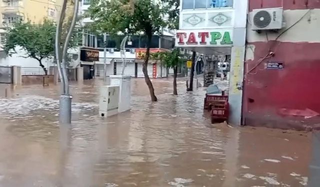 Silvan'da sağanak ve dolu taşkınlara neden oldu