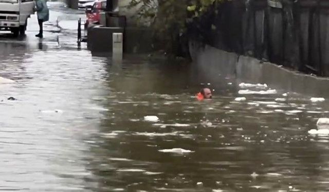 Sultangazi'de boynuna kadar suya giren belediye işçisi, rögarın kapağını böyle açmaya çalıştı
