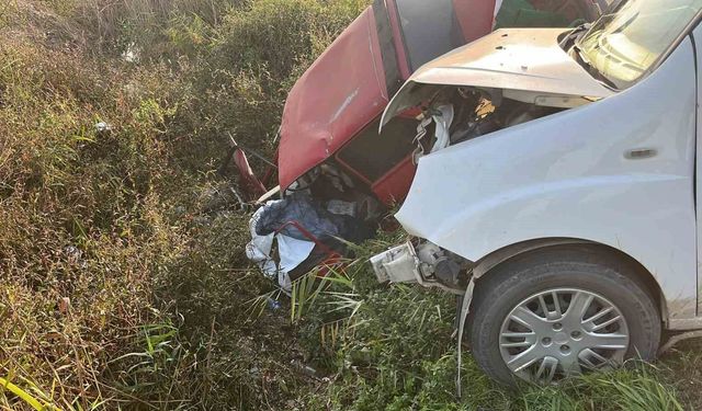 Tarsus'ta otomobil ile hafif ticari araç çarpıştı: 1 ölü