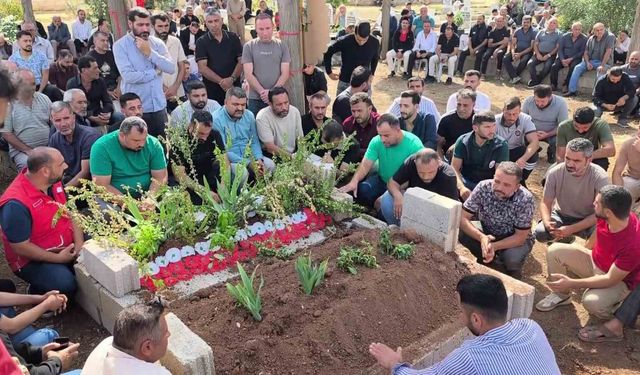 Tatil dönüşü batan gemide hayatını kaybeden 6 ve 12 yaşındaki kardeşler yan yana defnedildi