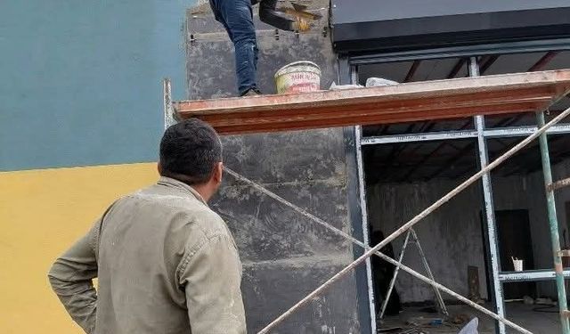 Ustaları beklemeden kendi tulumu giyerek okulu güzelleştirdi