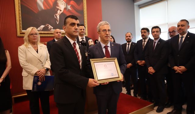Mersin Barosu Başkanı Avukat Gazi Özdemir, üçüncü kez mazbatasını aldı