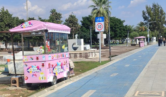 Mersin sahillerinde seyyar satış arabaları pembe renge büründü