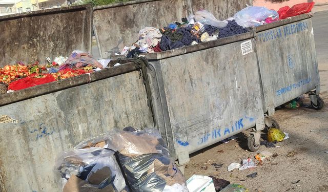 Mersin’de okulların çevresinde çöp birikimi, çevre ve sağlık endişesi yaratıyor