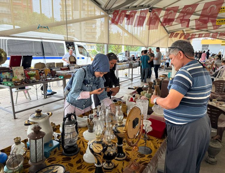 Mersin Antika Pazarı’nda nostalji rüzgarı
