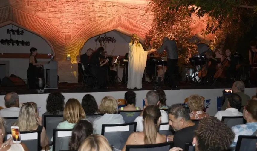 Katar’ın ilk kadın sanatçısı Türkiye’deki ilk konserini Kuşadası’nda verdi