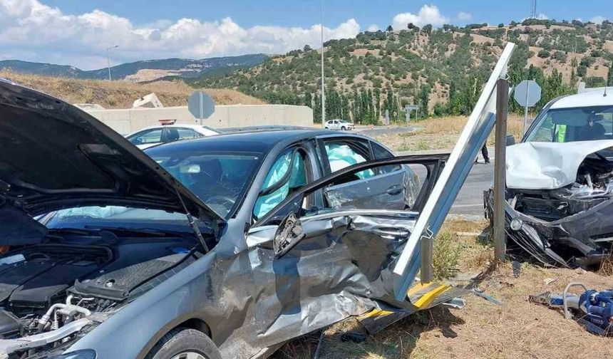 Amasya’da otomobil ile hafif ticari araç çarpıştı: 6 yaralı