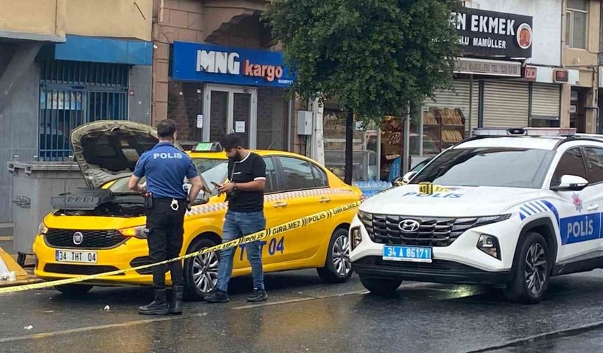 Beyoğlu’nda bir şahıs caddede rastgele ateş açtı, kurşunlar bir ticari taksiye isabet etti