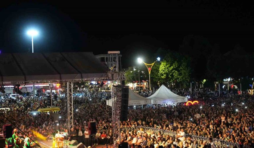 Erzincan Dörtyol; Güler Duman konseriyle doldu taştı
