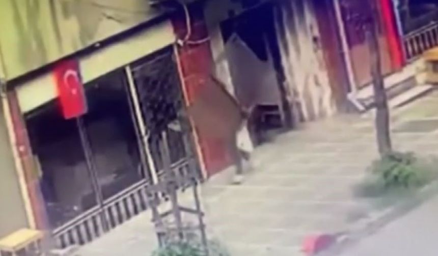 İstanbul’da ilginç hırsızlık kamerada: Apartman kapısını söküp çaldı