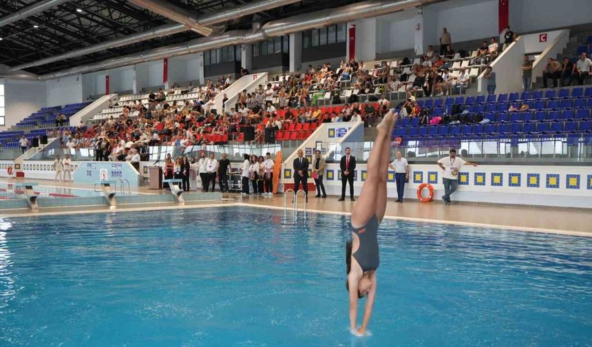 OMÜ Olimpik Yüzme Havuzu yenilenen yüzüyle hizmete açıldı