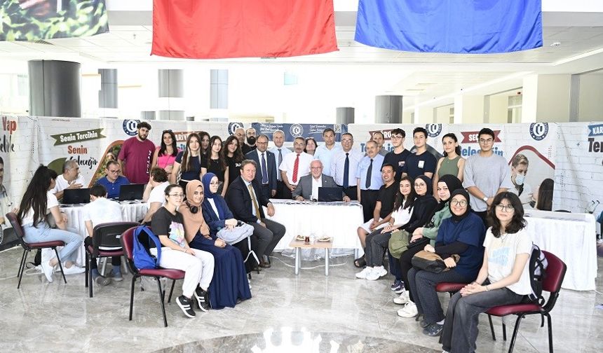 Rektör Savaş, Uşak Üniversitesi Tercih Günlerinde aday öğrencilerle buluştu