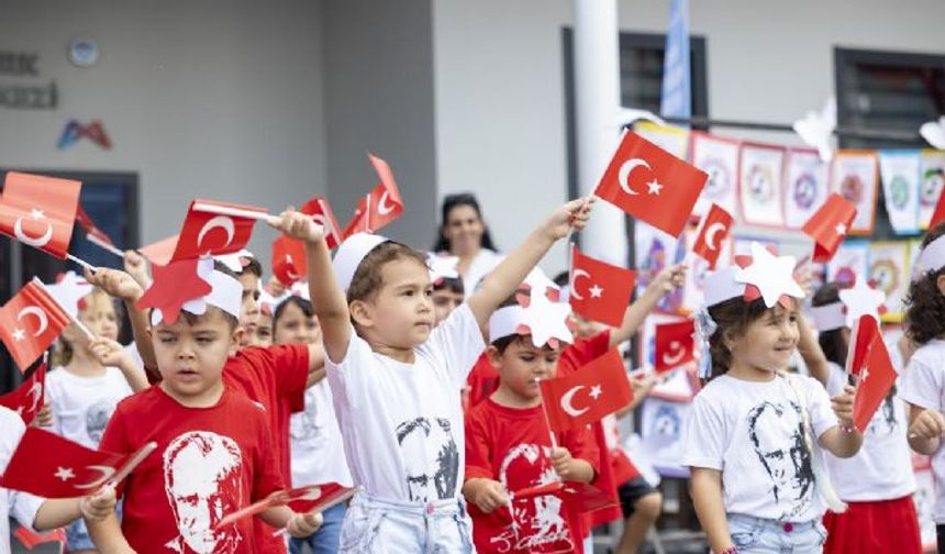 Zafer coşkusu minik yüreklerde!