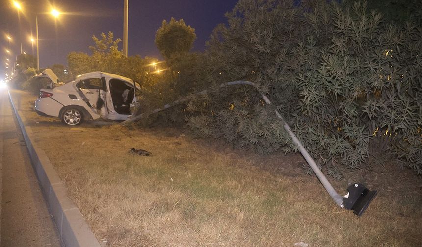 Aydınlatma direğine çarparak hurdaya dönen otomobildeki 4 kişi yaralandı