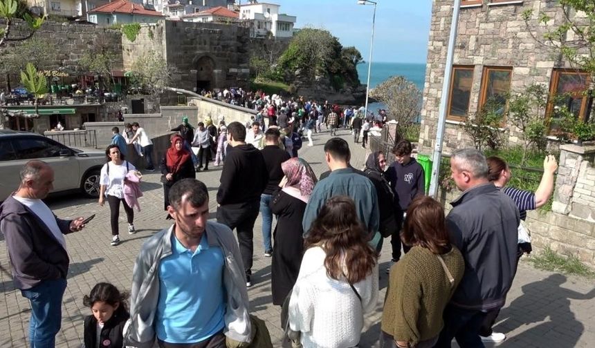 Amasra 8 ayda nüfusunun 230 katı turist ağırladı