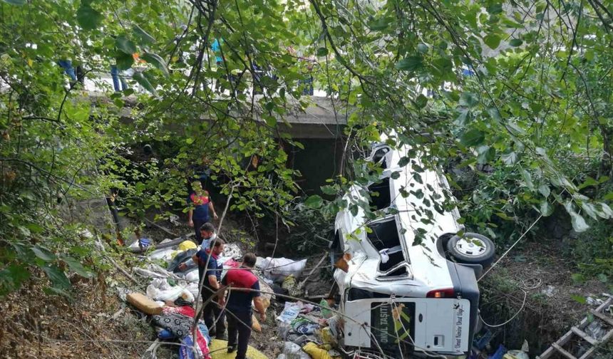 Fındık hasadı dönüşü facia: Minibüs devrildi, 26 kişi yaralandı