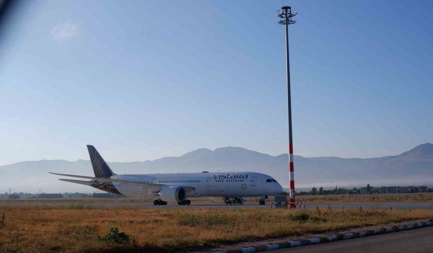 Hindistan uçağı yolcularının Erzurum’daki bekleyişi sürüyor