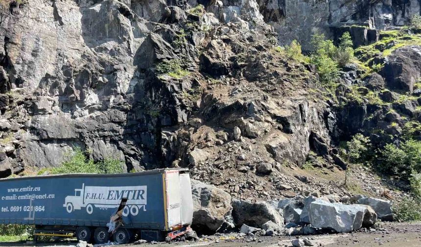 Hopa’da tır parklarında sürücülerin heyelan korkusu sürüyor