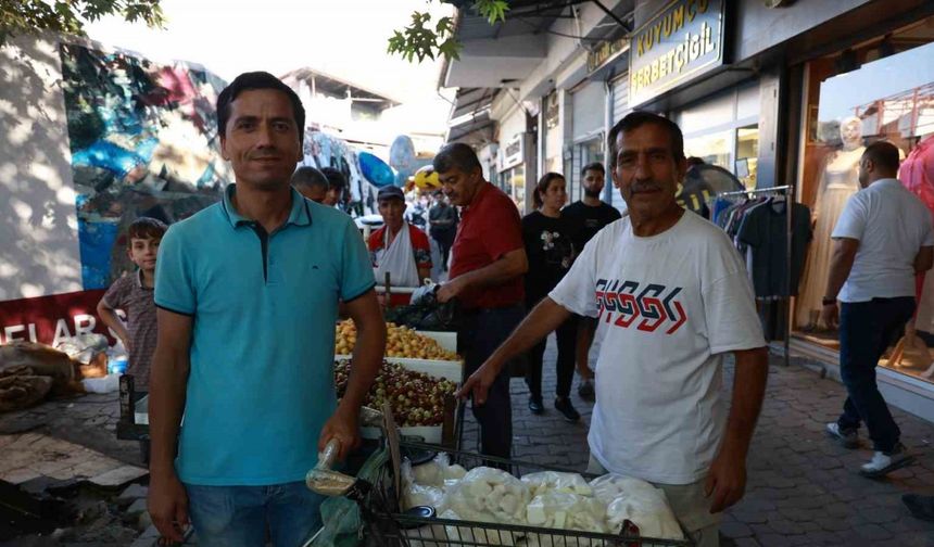 Kuş dili konuşarak adeta bülbül gibi şakıyan iki esnaf ilgi odağı oldu