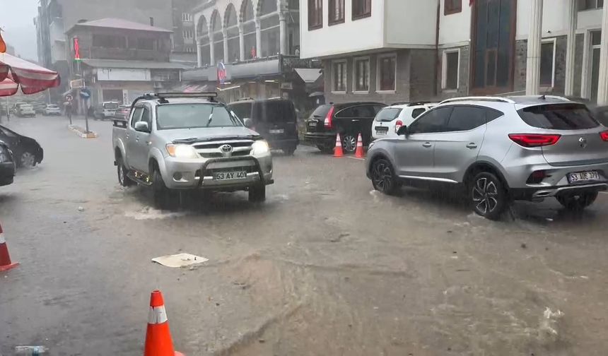 Rize’de sağanak yağış sonrası cadde ve sokaklar göle döndü