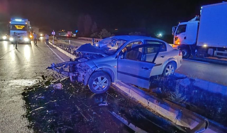 Sivas’ta otomobiller kafa kafaya çarpıştı: 1 ölü 2 yaralı