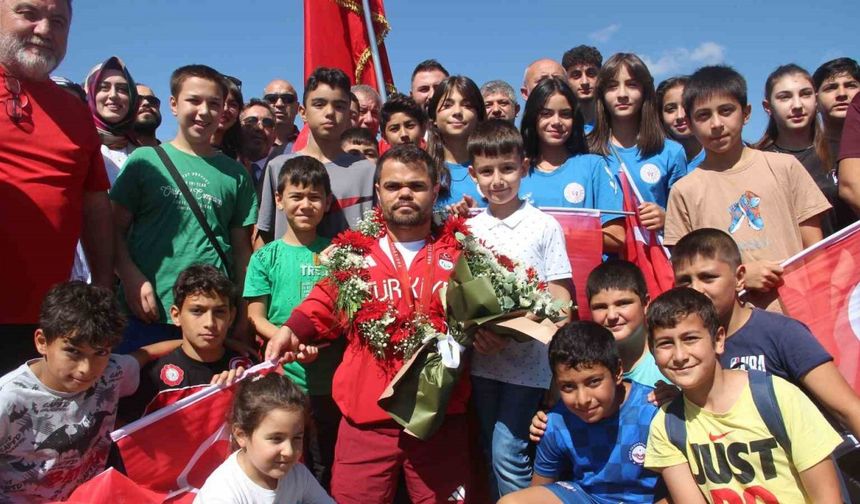 Tarihe geçen milli sporcu Abdullah Kayapınar halaylarla karşılandı