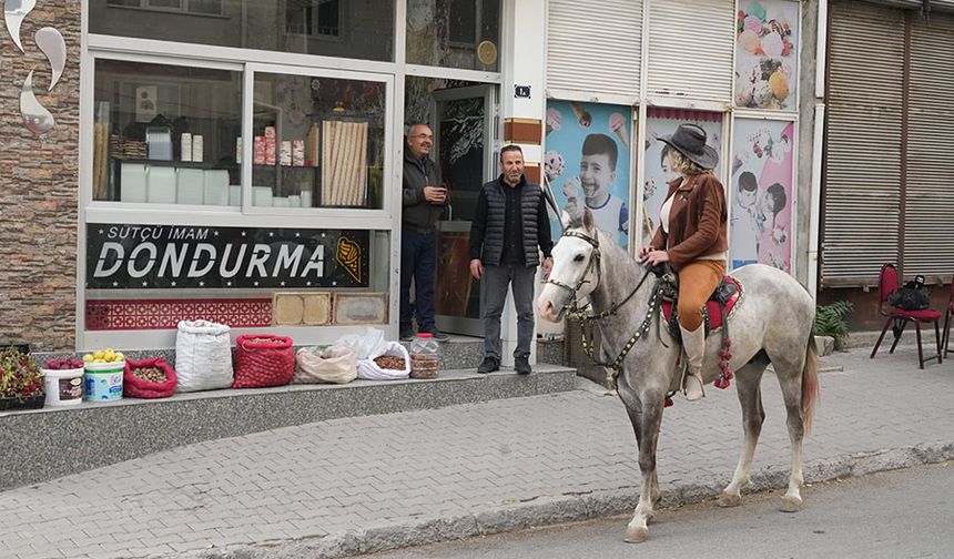 Niğde'nin kadın kovboy muhtarı, atıyla mahalle sakinlerini ziyaret ediyor