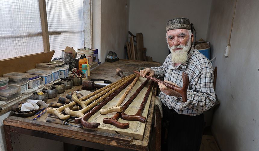 Kahramanmaraş’ta 50 yıllık baston ustası kartal başlı bastonlar üretiyor