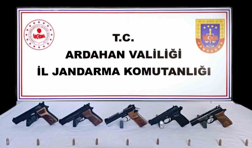 Ardahan’da otomobilde 5 adet ruhsatsız tabanca ele geçirildi