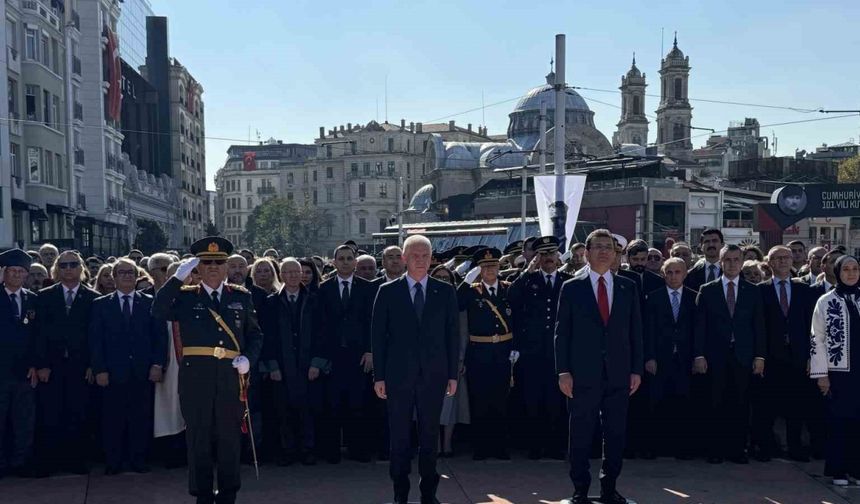 Cumhuriyet Bayramı öncesi Taksim’de tören düzenlendi