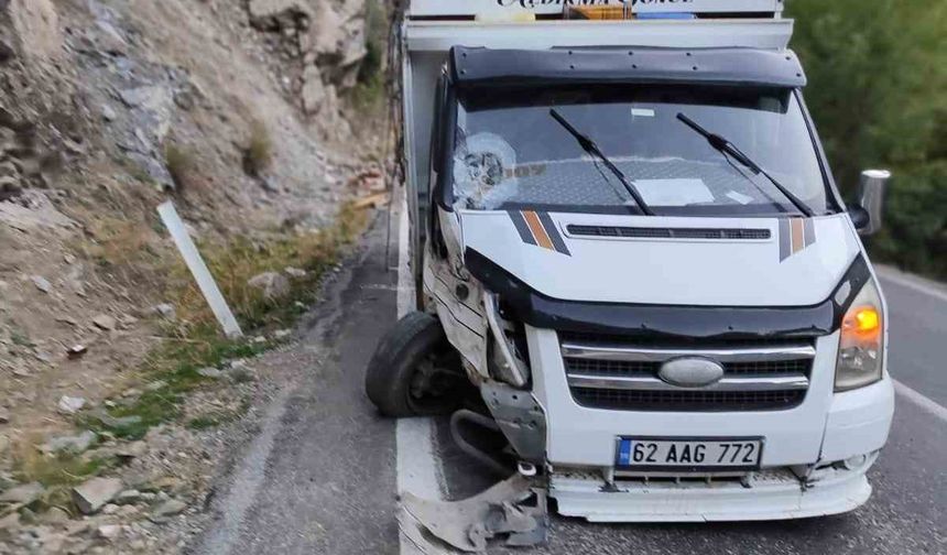 Kayanın isabet ettiği araç kaza yaptı: 10 arılı kovan zayi oldu